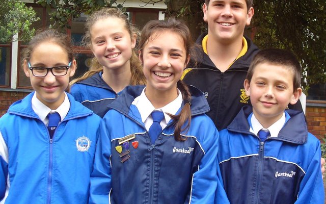 Die Astroquiz-Gansies, met voor vlnr Enid Janse van Vuuren, Fiona Fourie en Jacques Viljoen. Agter vlnr is Savannah Stevens en Niel Engelbrecht  